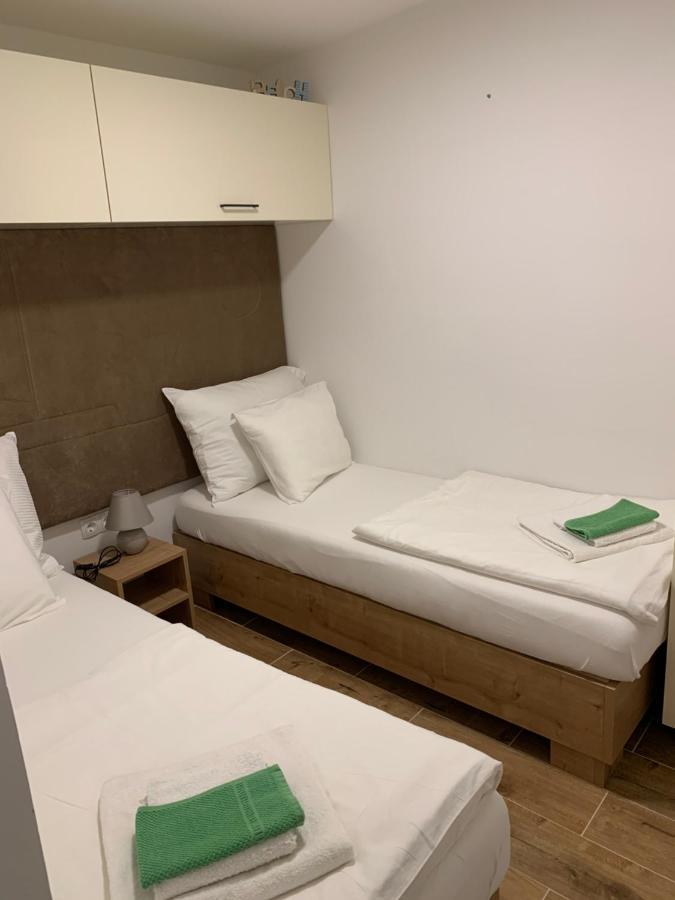 Kamp Karla&Bruno Hotel Sveti Filip i Jakov Bagian luar foto