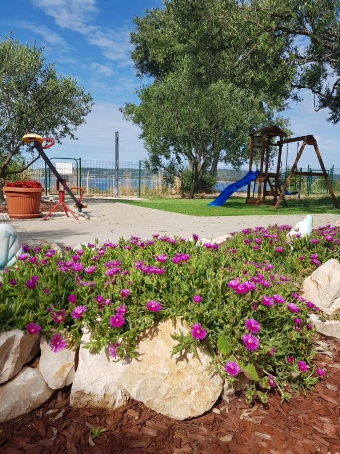 Kamp Karla&Bruno Hotel Sveti Filip i Jakov Bagian luar foto