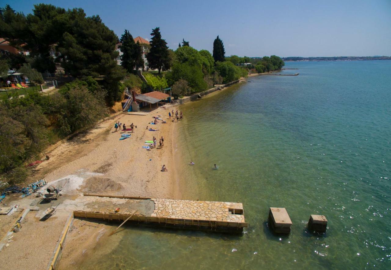 Kamp Karla&Bruno Hotel Sveti Filip i Jakov Bagian luar foto